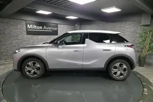 DS3 Crossback gris métallisé vue de profil côté gauche, toit blanc et jantes alliage 17 pouces Ankara.