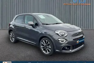 Vue 3/4 avant d'une FIAT 500X Sport gris métallisé avec jantes alliage 18 pouces sur fond urbain.