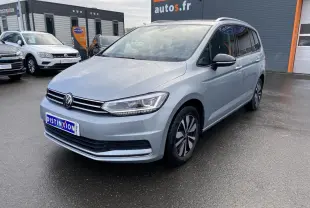 Volkswagen Touran 2025 Oyster argent métallisé en 3/4 avant droit, avec projecteurs IQ.Light et jantes distinctives.