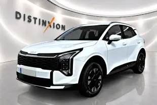 Kia Sportage 1.6 hybride blanc vu en 3/4 avant droit avec calandre noire et jantes alu noires.