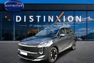 KIA Sportage 1.6 hybride gris eclipse en 3/4 avant droit, avec calandre noire distinctive et jantes alu 17 pouces.
