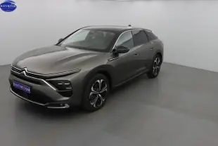 Vue 3/4 avant droite d'une Citroën C5 X hybride rechargeable gris smart avec jantes bicolores et phares LED.