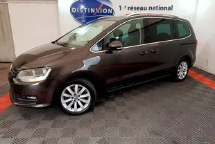 Volkswagen Sharan marron vue de profil côté gauche dans un showroom avec sol à damier et logo Distinxion en arrière-plan