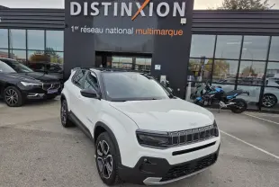 Jeep Avenger blanc Snow avec toit noir Volcano, vue 3/4 avant, calandre gloss black et jantes alliage 18 pouces.