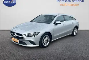 Mercedes Classe CLA Shooting Brake 180 diesel argent iridium, vue 3/4 avant côté droit sur fond neutre.
