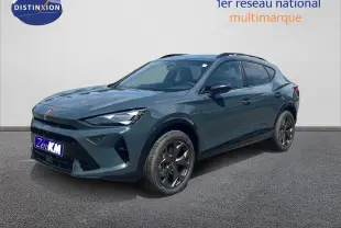 Vue 3/4 avant d'un CUPRA Formentor bleu fjord métallisé avec jantes noires et détails sportifs visibles.