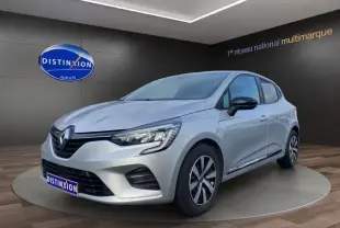 Renault Clio V TCE 90 gris Highland vue 3/4 avant droit, vitres arrière surteintées et projecteurs Full LED en C.