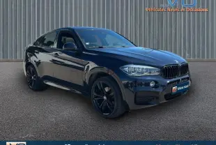BMW X6 F16 xDrive40d noir en 3/4 avant droit, avec jantes alliage noires et calandre sportive M Sport.