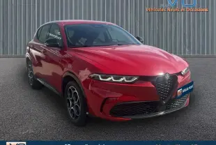 Alfa Romeo Tonale rouge vue 3/4 avant droit, avec calandre en V et phares LED distinctifs.