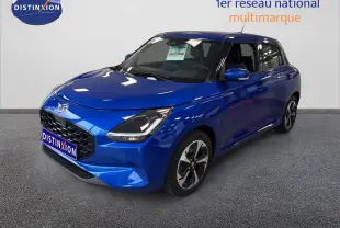 Suzuki Swift 1.2 Pack Hybrid bleu vue 3/4 avant droit, avec calandre noire et jantes bicolores.