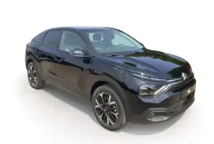 Citroën C4 Facelift Hybrid 145 e-DSC6 Max noir perla vue 3/4 avant avec jantes alliage 18 pouces diamantées.