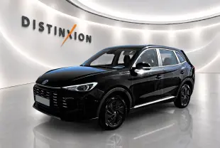 MG ZS 1.5 hybrid noir en 3/4 avant droit, avec jantes noires et calandre distinctive dans un showroom lumineux.