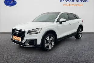 Audi Q2 blanc Ibis vue 3/4 avant droit avec jantes 18 pouces et vitres surteintées.