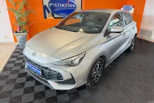 Vue 3/4 avant d'une MG3 Cosmic Silver exposée en intérieur, mettant en valeur ses jantes alliage et ses lignes modernes.