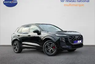 Audi Q3 2026 noir métallisé en vue 3/4 avant droit, avec jantes alliage et étriers de frein rouges S line.