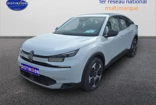 Vue 3/4 avant droit d'une Citroën C4 blanche Okenite avec jantes 18 pouces et coques de rétroviseurs noires.