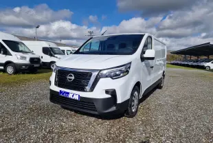 Vue 3/4 avant d’un utilitaire Nissan Primastar blanc 2025 avec calandre noire et plaque Zero KM visible.