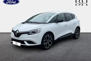 Renault Scénic blanc nacré en 3/4 avant droit, avec jantes alliage et détails noirs contrastants.