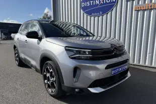 Citroën C5 Aircross 2024 gris Artense avec toit noir, vue 3/4 avant mettant en valeur ses optiques LED et jantes biton.