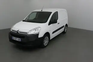 Vue 3/4 avant droit d'un utilitaire blanc Citroën Berlingo 2018 avec pare-chocs noir et jantes acier.
