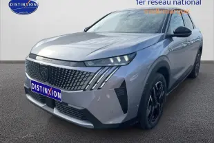 Peugeot 3008 gris Artense vue 3/4 avant droit, avec calandre distinctive et phares LED allumés.
