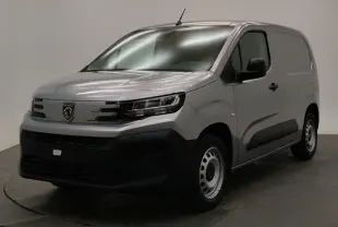 Peugeot Partner Fourgon gris acier en 3/4 avant droit, avec calandre noire et jantes acier simples.