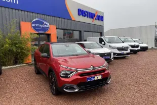 Citroën C4 X rouge Elixir vue 3/4 avant avec toit ouvrant électrique sur parking de concession