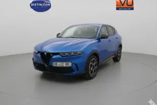 Vue 3/4 avant d'une Alfa Romeo Tonale 2025 bleu foncé avec calandre triangulaire et jantes distinctives à cinq cercles.
