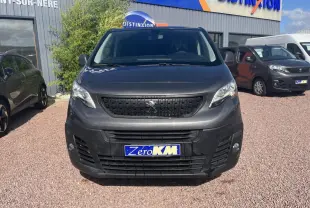 Vue frontale d'un Peugeot Expert Fourgon gris platinium métal avec calandre noire et plaque Zero KM.