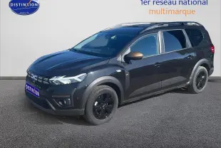 Dacia Jogger noir nacré en 3/4 avant droit, avec barres de toit et jantes alu noires brillantes.