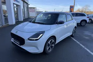 Suzuki Swift 1.2 Dualjet Pack Auto Hybride blanc et gris vue 3/4 avant sur parking devant concession.