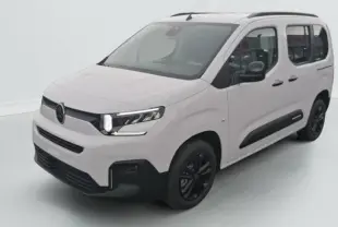 Citroën Berlingo blanc en 3/4 avant droit avec jantes noires et barres de toit visibles sur fond clair.