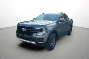 Ford Ranger 2025 gris carbone en 3/4 avant droit avec calandre noire et barres de toit visibles