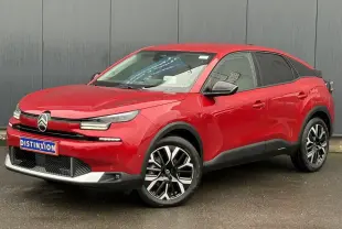 Citroën C4 Hybrid 2025 rouge Elixir en 3/4 avant droit, avec jantes alliage diamantées et détails noirs contrastants.