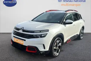 Citroën C5 Aircross blanc nacré en 3/4 avant droit, avec détails rouges sur boucliers et bas de caisse.