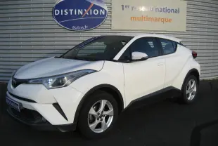 Toyota C-HR blanc 2017 en vue 3/4 avant droit, soulignant ses lignes anguleuses et ses jantes alliage 17 pouces.
