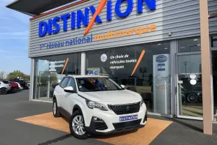 Peugeot 3008 blanc en 3/4 avant droit devant un showroom Distinxion avec calandre noire et jantes argentées.
