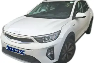 KIA Stonic blanc vue 3/4 avant droit, avec calandre noire et phares modernes, sur fond blanc isolé.