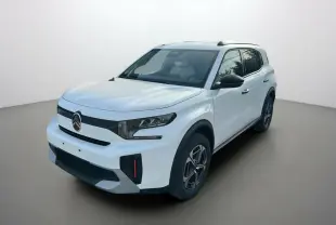 Citroën C3 Aircross blanc banquise en 3/4 avant droit, avec jantes alu et rétroviseurs noirs contrastants.