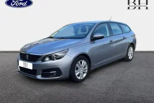 Peugeot 308 SW gris Artense vue 3/4 avant droit, break diesel 2021 avec jantes alu et feux LED.