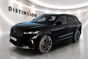 Renault Austral noir en 3/4 avant droit, avec calandre distinctive et jantes alliage noires stylisées.