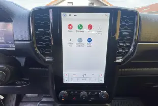 Vue frontale de l'écran tactile 10 pouces du Ford Ranger 2025 gris commander, avec commandes clim et multimédia visibles.