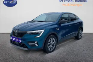 Renault Arkana bleu Zanzibar métal en vue 3/4 avant droit, mettant en valeur ses lignes fluides et ses phares LED distinctifs.
