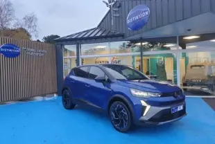 Renault Captur 1.6 E-Tech hybride bleu Iron en 3/4 avant droit, avec jantes alu noires et calandre Esprit Alpine.