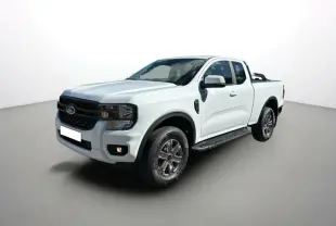 Ford Ranger blanc glacier en 3/4 avant droit avec arceaux inox et marchepieds latéraux visibles.