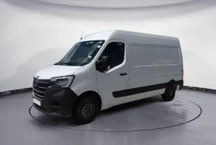 Vue 3/4 avant droite d’un Renault Master blanc L2H2 avec pare-chocs noir et jantes acier noires.
