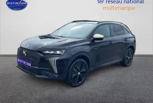 Vue 3/4 avant du DS7 noir avec jantes noires et rétroviseurs couleur crème sur fond neutre.