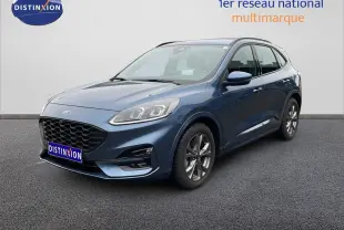 Ford Kuga 2024 bleu Vapor Metal en 3/4 avant droit, avec calandre noire et jantes alliage grises.