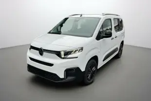 Vue 3/4 avant droite du Citroën Berlingo Kaolin white avec jantes noires et barres de toit visibles.
