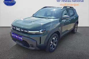 Vue 3/4 avant d’un Dacia Duster vert kaki 2025 avec barres de toit et jantes alu distinctives.